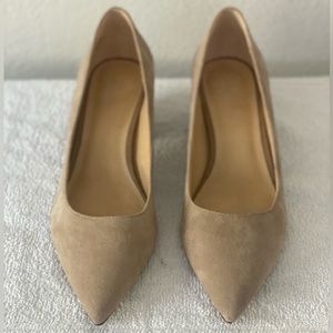 Crown Vintage tan suede block heels women pump shoes size 8. Gently used